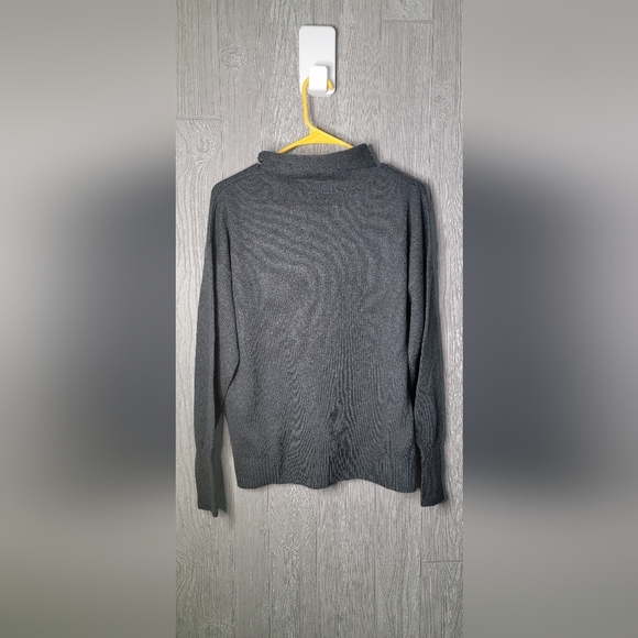 Gap dark gray turtle neck sweater, size Medium. Cotton/poly/acrylic blend. - Picture 4 of 4